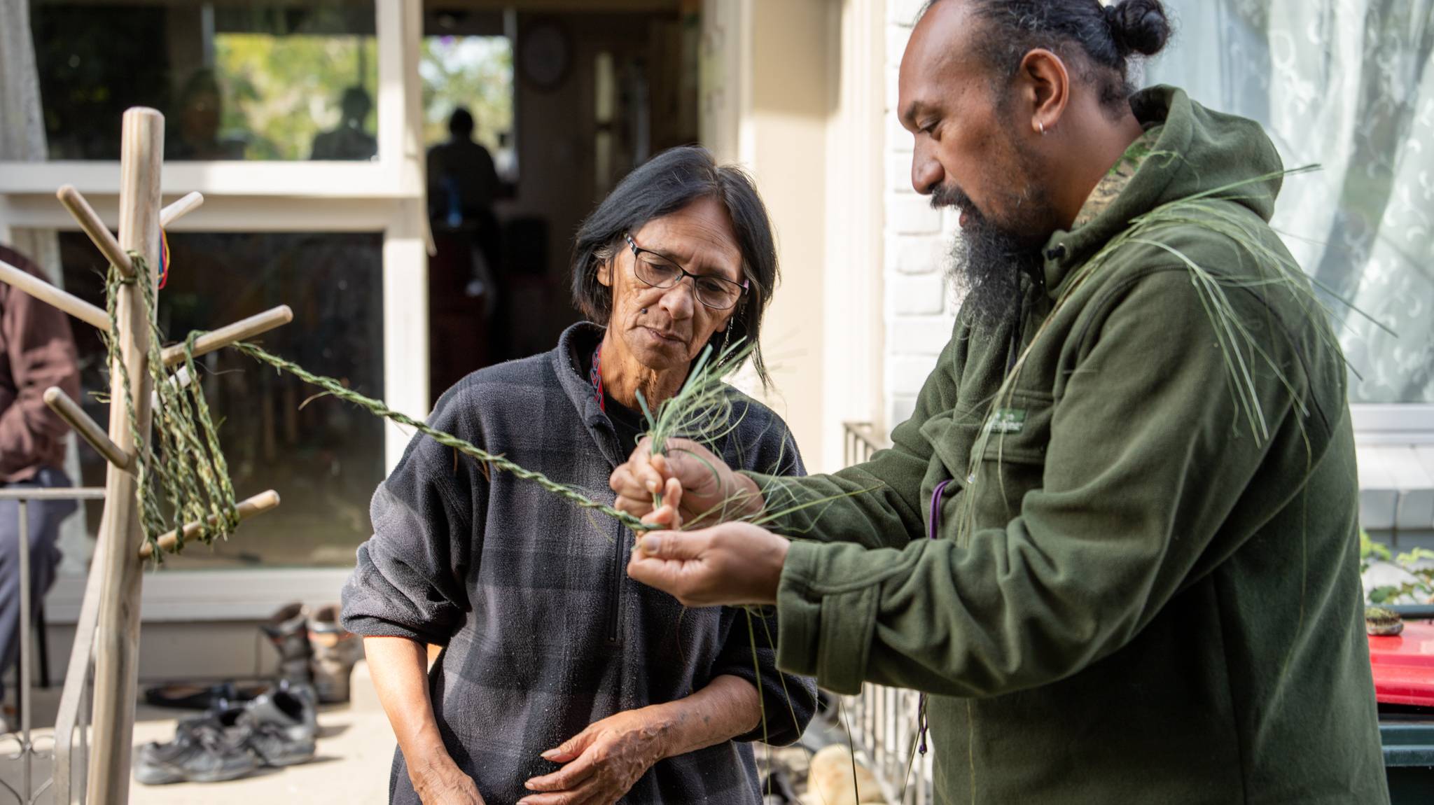 weaving ropes at kōpaki wananga